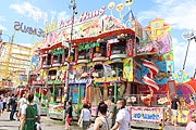 XXL Lachhaus auf dem Gäubodenfest in Straubing (@Foto: Martin Schmitz)